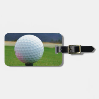 Golf Ball op een golfbaan in een berg Bagagelabel