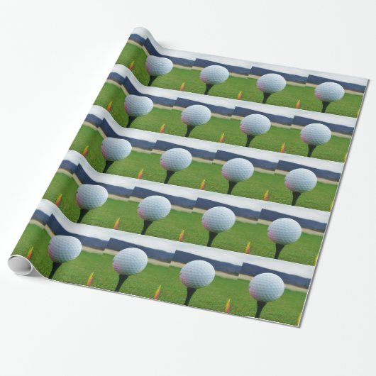 Golf Ball op een golfbaan in een berg Cadeaupapier (Uitgerold)