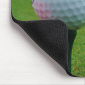 Golf Ball op een golfbaan in een berg Muismat (Hoek)