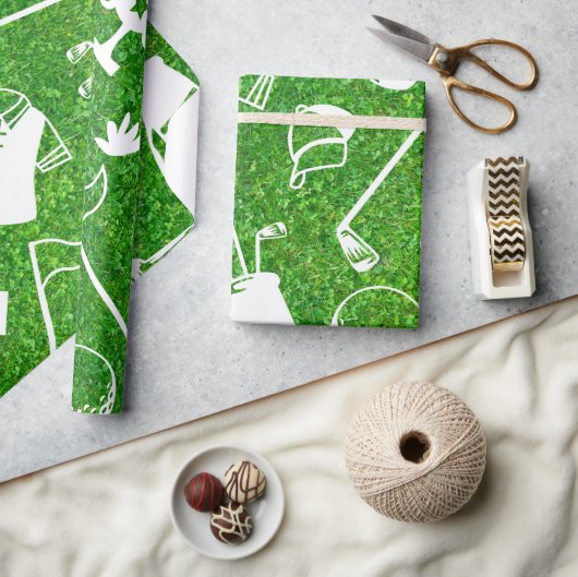 Golf equipment on green grass background cadeaupapier (Crafts)