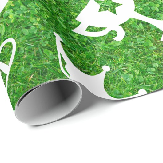 Golf equipment on green grass background cadeaupapier (Rol Hoek)