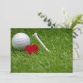 Golf houdt van hart en t-shirt op groen gras kaart (Staand voorkant)