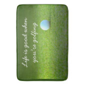 Golf Life is goed met golfbal op groene deurmat Badmat (Voorkant Verticaal)