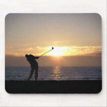 Golf spelen op zonsondergang