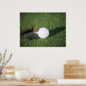 Golfbal aan de rand van het gat poster (Keuken)
