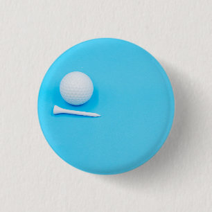 Golfbal en t-shirt op blauwe achtergrond ronde button 3,2 cm