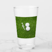 Golfbal en t-shirt op groen gras glas (Voorkant)