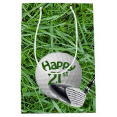 Golfbal in gras 21e verjaardag Medium Gift Bag Medium Cadeauzakje (Voorkant)