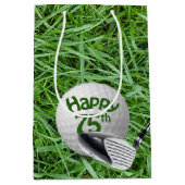 Golfbal in gras 75e verjaardag Medium Gift Bag Medium Cadeauzakje (Voorkant)