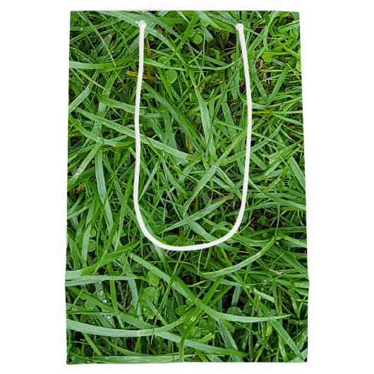 Golfbal in gras 75e verjaardag Medium Gift Bag Medium Cadeauzakje (Achterkant)