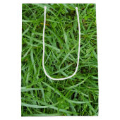 Golfbal in gras 80e verjaardag Medium Gift Bag Medium Cadeauzakje (Achterkant)