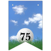 Golfbal in gras voor 75e verjaardag vlaggetjes (Tweede vlag)