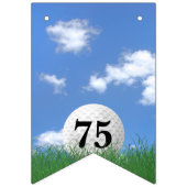 Golfbal in gras voor 75e verjaardag vlaggetjes (Eerste vlag)