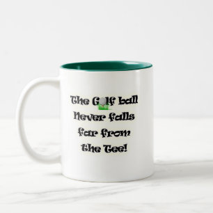 Golfbal is nooit ver van het t-shirt herfsten tweekleurige koffiemok