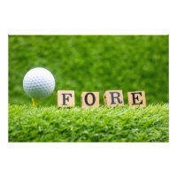 Golfbal is op t-shirt met groene grasachtergrond