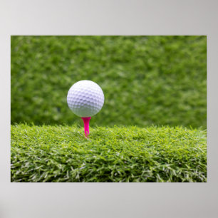 Golfbal ligt op t-shirt op groene grasachtergrond poster
