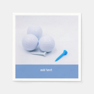 Golfbal met blauw-witte t - shirts op wit papier servet