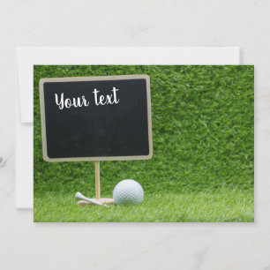 Golfbal met een blanco krijtbord op groen gras kaart