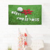 Golfbal met Kerstmisornament op groen gras Spandoek (Insitu)