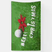 Golfbal met Kerstmisornament op groen gras Spandoek (Verticaal)