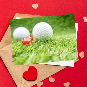 Golfbal met liefde rood hart op groene valentijnsd kaart
