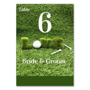 Golfbal met liefdesbrief staan op groen gras kaart