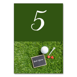 Golfbal met naam op krijtbord zijn op groen kaart