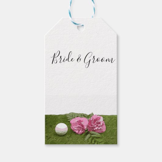 Golfbal met roze anjer bloem op groen cadeaulabel (Voorkant)