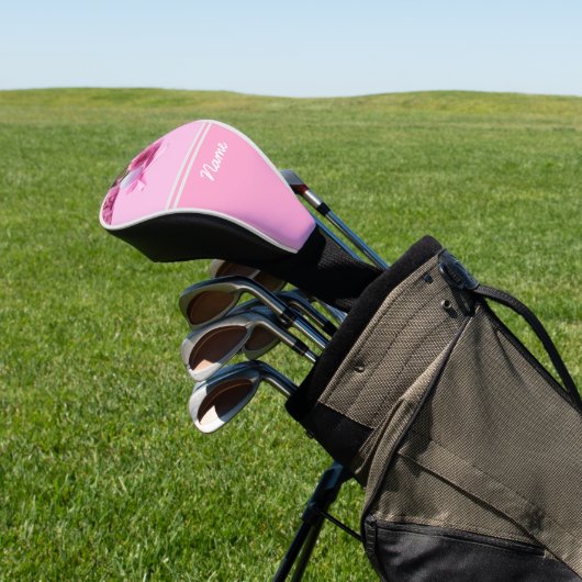 Golfbal met roze lint en roze rozen op roze golfheadcover (Insitu)