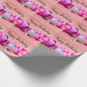 Golfbal met roze polka dot lint op roze cadeaupapier (Hoek)