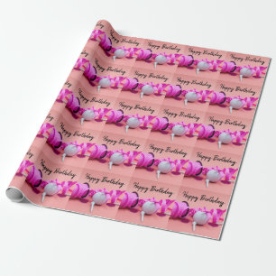 Golfbal met roze polka-punt op roze cadeaupapier