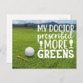 Golfbal met t-shirt op groen gras briefkaart (Voorkant / Achterkant)