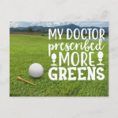 Golfbal met t-shirt op groen gras briefkaart (Voorkant)