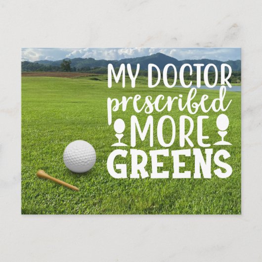 Golfbal met t-shirt op groen gras briefkaart (Voorkant)