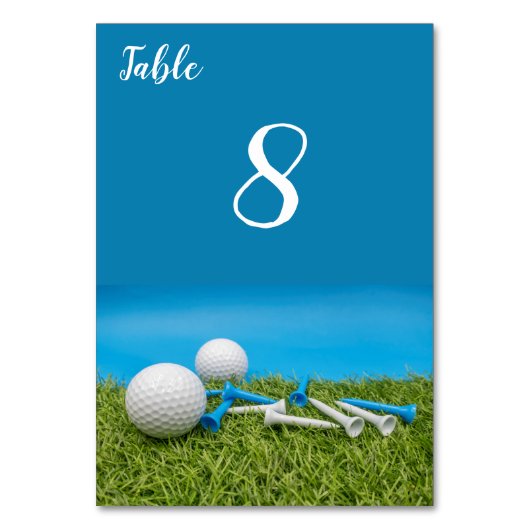 Golfbal met t - shirts zijn op gras en blauw kaart (Voorkant)