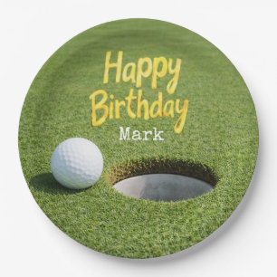 Golfbal met tee op groen gras golfer verjaardag papieren bordje