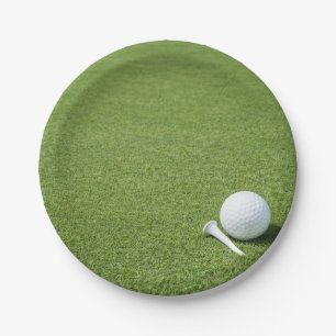 Golfbal met tee op groen gras golferfeestje papieren bordje