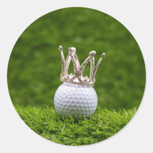 Golfbal met zilveren kroon zijn op groen gras ronde sticker