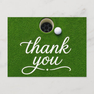 Golfbal naast hole bedankt op groen gras briefkaart