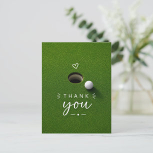 Golfbal naast hole op groen gras Bedankt Briefkaart