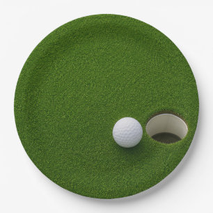 Golfbal naast hole op groene gras golfbaan papieren bordje