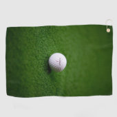 Golfbal op een groene ondergrond Golf Handdoeken (Horizontaal)