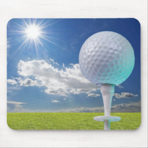 golfbal op een t-shirt met gras muismat