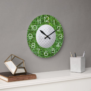 Golfbal op groen gras grote klok