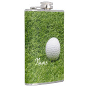 Golfbal op groen gras heupfles (Rechts)