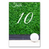 Golfbal op groen gras tafel nummer kaart (Voorkant)