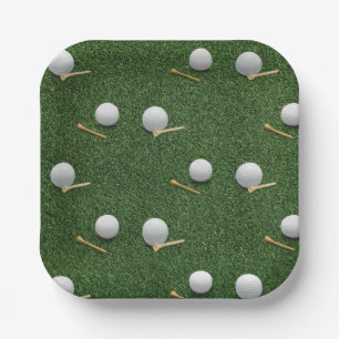 Golfbal op groen gras voor golfpartij papieren bordje