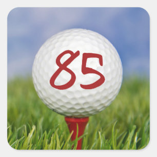 Golfbal op rood t-shirt 85e verjaardag vierkante sticker