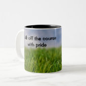 Golfbal op rood T-shirt met citaat Tweekleurige Koffiemok (Voorkant links)