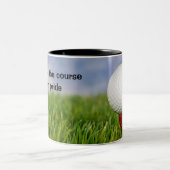 Golfbal op rood T-shirt met citaat Tweekleurige Koffiemok (Center)